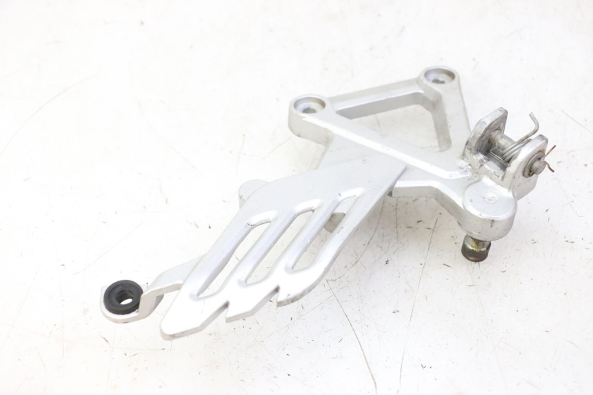 photo de FUSSRASTEN HALTEPLATTEN VORN RECHT STAHO FH 50 (2018 - 2019) - Detailansicht des Bauteils