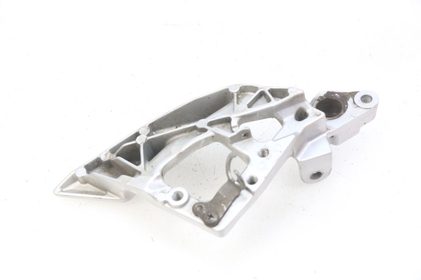 photo de RECHTE VORDERE FUßRASTENHALTERUNG YAMAHA FJR ABS 1300 (2016 - 2020) - Detailansicht des Bauteils