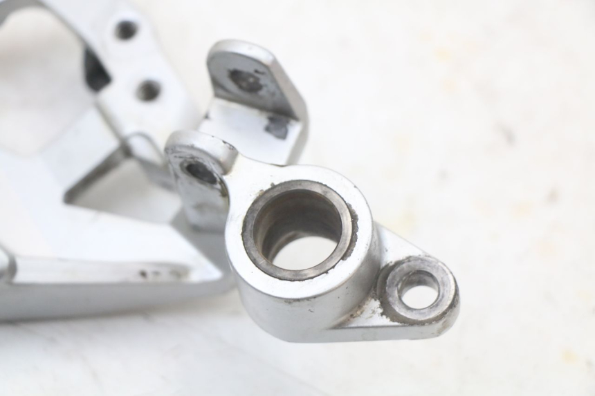 photo de RECHTE VORDERE FUßRASTENHALTERUNG YAMAHA FJR ABS 1300 (2006 - 2012) - Details der Befestigungspunkte