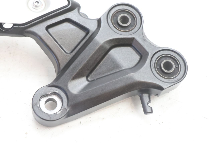photo de FUSSRASTEN HALTEPLATTEN VORN RECHT YAMAHA FZ8 800 (2010 - 2016) - Alternative Perspektive