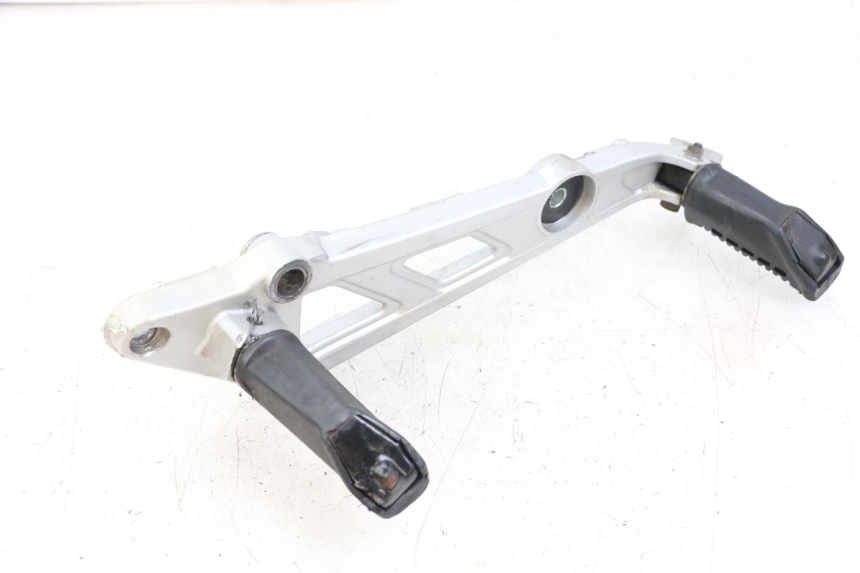 photo de FUSSRASTEN HALTEPLATTEN VORN RECHT HYOSUNG GF 125 (2001 - 2005) - Technische Nahaufnahme