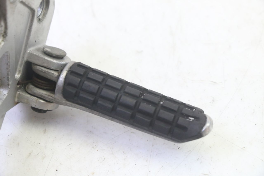 photo de FUSSRASTEN HALTEPLATTEN VORN RECHT KAWASAKI GPX R WARBIRD 600 (1988 - 1993) - Zoom auf Gebrauchszustand