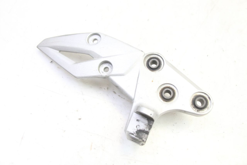 photo de FUSSRASTEN HALTEPLATTEN VORN RECHT SUZUKI GSR 750 (2011 - 2017) - Hauptansicht