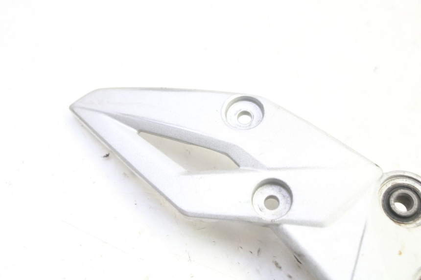 photo de FUSSRASTEN HALTEPLATTEN VORN RECHT SUZUKI GSR 750 (2011 - 2017) - Detailansicht des Bauteils