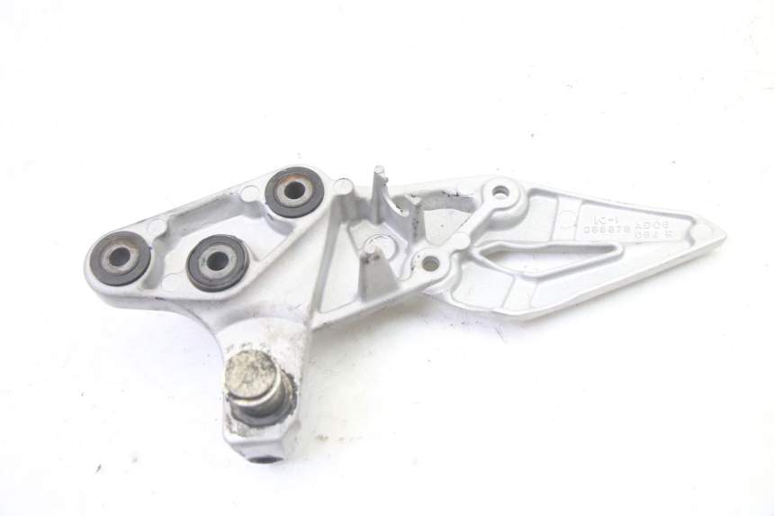 photo de FUSSRASTEN HALTEPLATTEN VORN RECHT SUZUKI GSR 750 (2011 - 2017) - Technische Nahaufnahme