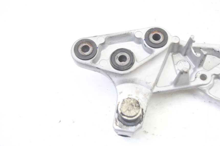 photo de FUSSRASTEN HALTEPLATTEN VORN RECHT SUZUKI GSR 750 (2011 - 2017) - Gesamtansicht des Produkts