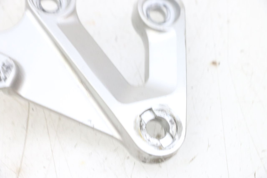 photo de FUSSRASTEN HALTEPLATTEN VORN RECHT SUZUKI GSXR GSX-R 1000 (2003 - 2004) - Detailansicht des Bauteils