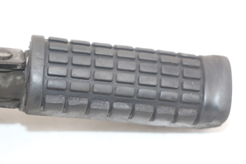 photo de FUSSRASTEN HALTEPLATTEN VORN RECHT SUZUKI GZ MARAUDER 125 (1998 - 2004) - Zoom auf Gebrauchszustand