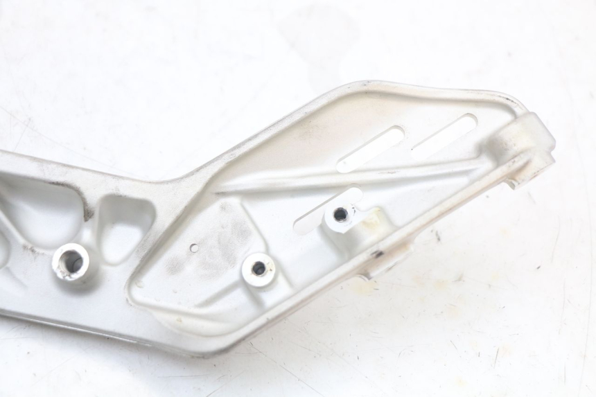 photo de FUSSRASTEN HALTEPLATTEN VORN RECHT HUSQVARNA SVARTPILEN 401 (2018 - 2023) - Oberflächenzustand und Material