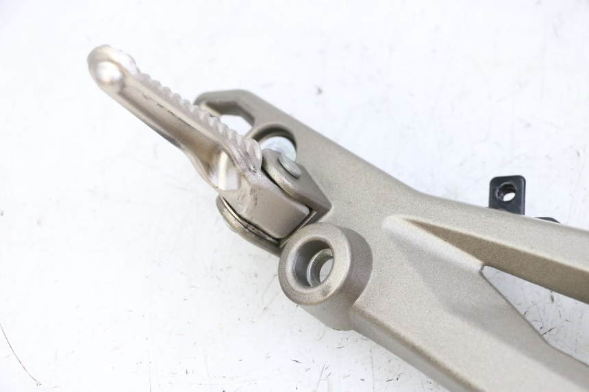 photo de FUSSRASTEN HALTEPLATTEN VORN RECHT KIDEN KD125-G 125 (2018 - 2022) - Zoom auf Gebrauchszustand