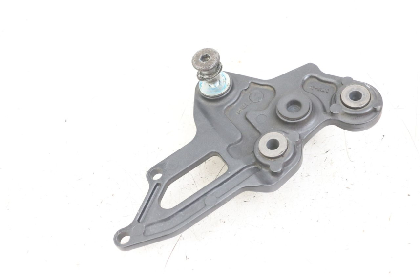 photo de RECHTE VORDERE FUßRASTENHALTERUNG YAMAHA MT-07 MT07 ABS 700 (2014 - 2017) - Zoom auf Gebrauchszustand