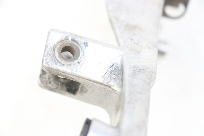 photo de RECHTE VORDERE FUßRASTENHALTERUNG HONDA NTV DEAUVILLE 650 (1998 - 2001) - Detailansicht des Bauteils