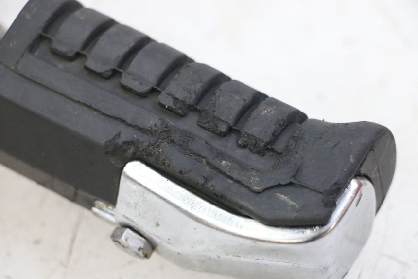 photo de FUSSRASTEN HALTEPLATTEN VORN RECHT REGAL RAPTOR RAXTER 2 125 (2007 - 2015) - Zoom auf Gebrauchszustand