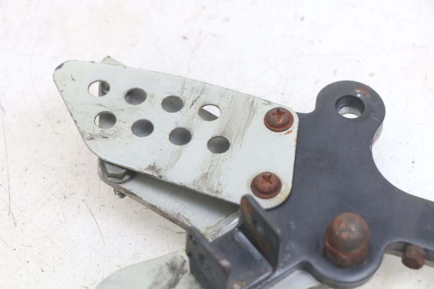 photo de RECHTE VORDERE FUßRASTENHALTERUNG YAMASAKI ROADSTER 50 (2013 - 2018) - Detailansicht des Bauteils