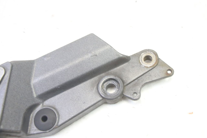 photo de FUSSRASTEN HALTEPLATTEN VORN RECHT TRIUMPH SPRINT 900 (1995 - 1998) - Zoom auf Gebrauchszustand