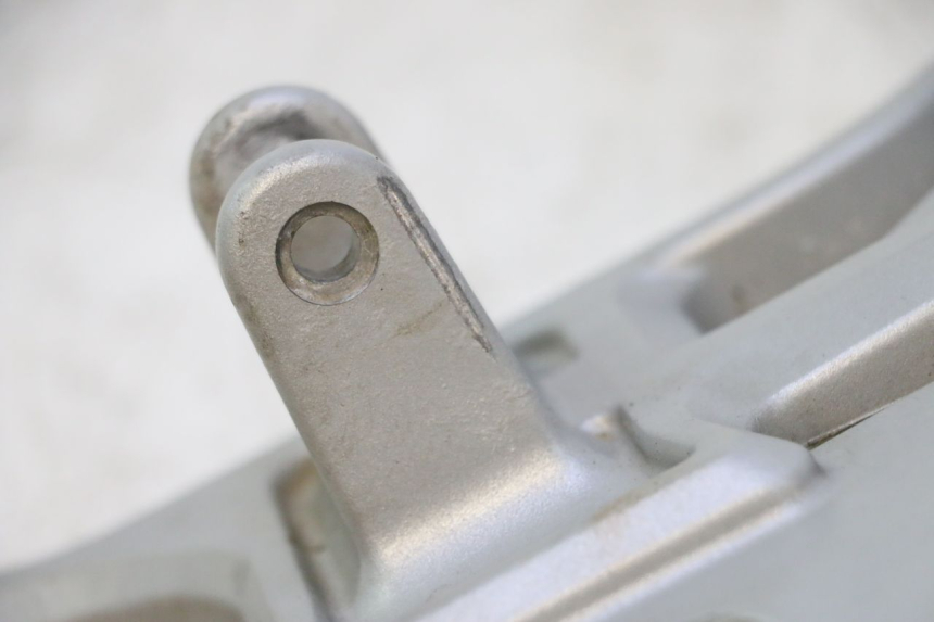 photo de FUSSRASTEN HALTEPLATTEN VORN RECHT CAN-AM SPYDER RS 1000 (2008 - 2012) - Zoom auf Gebrauchszustand
