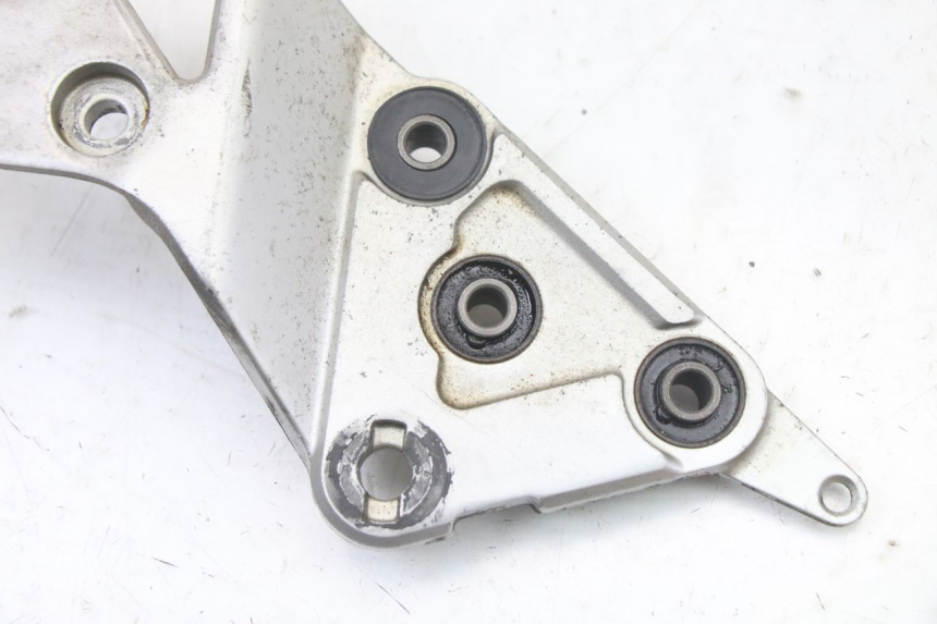 photo de FUSSRASTEN HALTEPLATTEN VORN RECHT SUZUKI GSX F GSXF 650 (2007 - 2015) - Zoom auf Gebrauchszustand