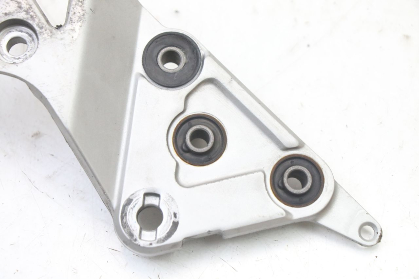 photo de FUSSRASTEN HALTEPLATTEN VORN RECHT SUZUKI GSX F GSXF 650 (2007 - 2015) - Zoom auf Gebrauchszustand