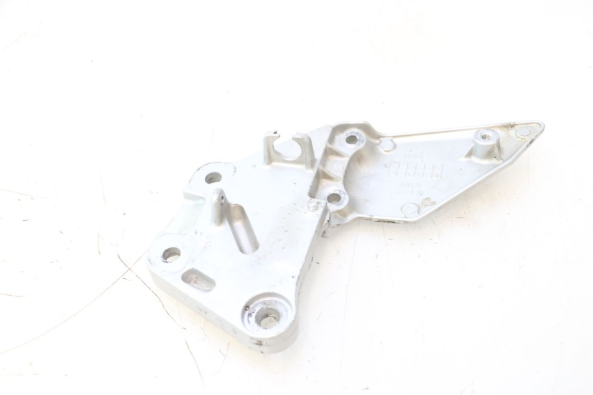 photo de FUSSRASTEN HALTEPLATTEN VORN RECHT SUZUKI SV S 650 (2003 - 2009) - Zoom auf Gebrauchszustand