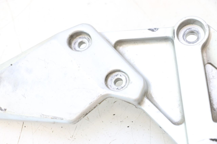 photo de FUSSRASTEN HALTEPLATTEN VORN RECHT SUZUKI SV S 650 (2003 - 2009) - Oberflächenzustand und Material