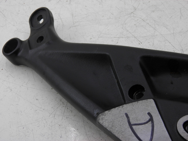 photo de FUSSRASTEN HALTEPLATTEN VORN RECHT TRIUMPH TROPHY 1200 (1996 - 2003) - Zoom auf Gebrauchszustand