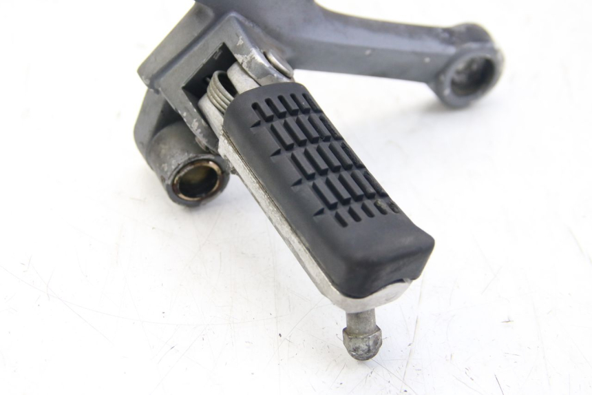 photo de FUSSRASTEN HALTEPLATTEN VORN RECHT SYM WOLF SB 125 (2011 - 2018) - Alternative Perspektive