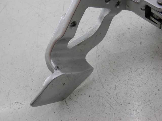 photo de FUSSRASTEN HALTEPLATTEN VORN RECHT YAMAHA FJR 1300 (2004 - 2005) - Zoom auf Gebrauchszustand