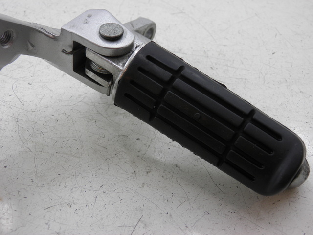 photo de FUSSRASTEN HALTEPLATTEN VORN RECHT YAMAHA FJR 1300 (2004 - 2005) - Alternative Perspektive