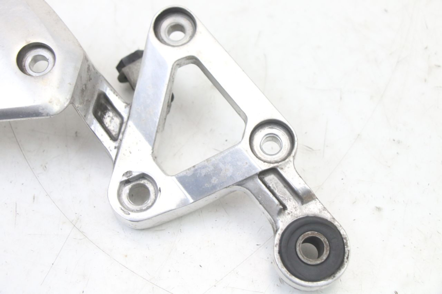 photo de RECHTE VORDERE FUßRASTENHALTERUNG YAMAHA FZS FAZER 600 (2001 - 2003) - Zoom auf Gebrauchszustand