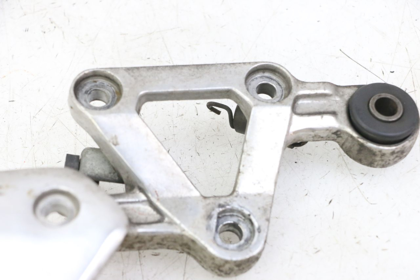 photo de RECHTE VORDERE FUßRASTENHALTERUNG YAMAHA FZS FAZER 600 (2001 - 2003) - Technische Nahaufnahme