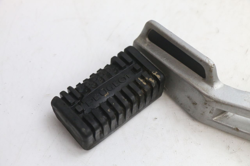 photo de FUSSRASTEN HALTEPLATTEN VORN LINKS PEUGEOT 103 SPX CLIP 50 (1989 - 1992) - Detailansicht des Bauteils