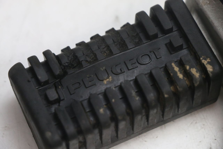 photo de FUSSRASTEN HALTEPLATTEN VORN LINKS PEUGEOT 103 SPX CLIP 50 (1989 - 1992) - Zoom auf Gebrauchszustand