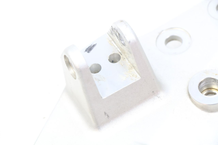 photo de FUSSRASTEN HALTEPLATTEN VORN LINKS BMW F GS K81 850 (2018 - 2023) - Zoom auf Gebrauchszustand