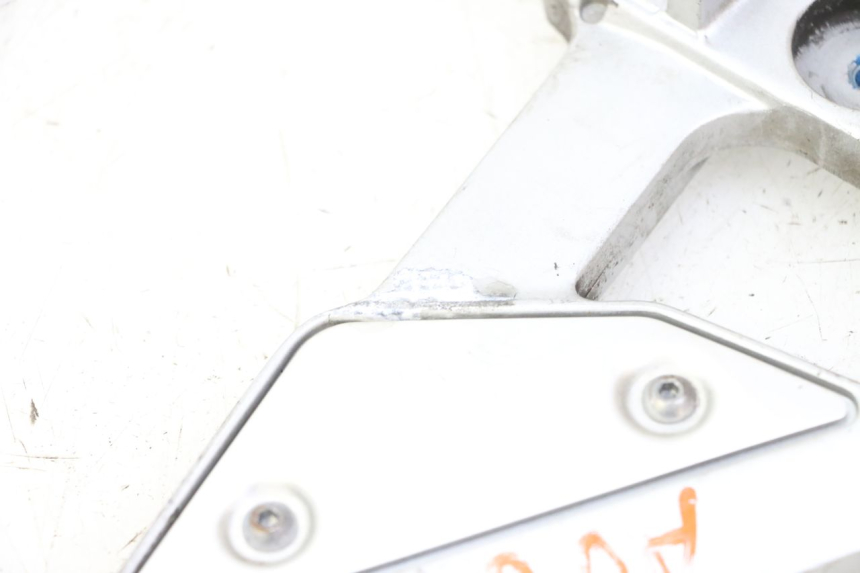 photo de FUSSRASTEN HALTEPLATTEN VORN LINKS YAMAHA FZ6 FAZER S2 600 (2007 - 2011) - Details der Befestigungspunkte