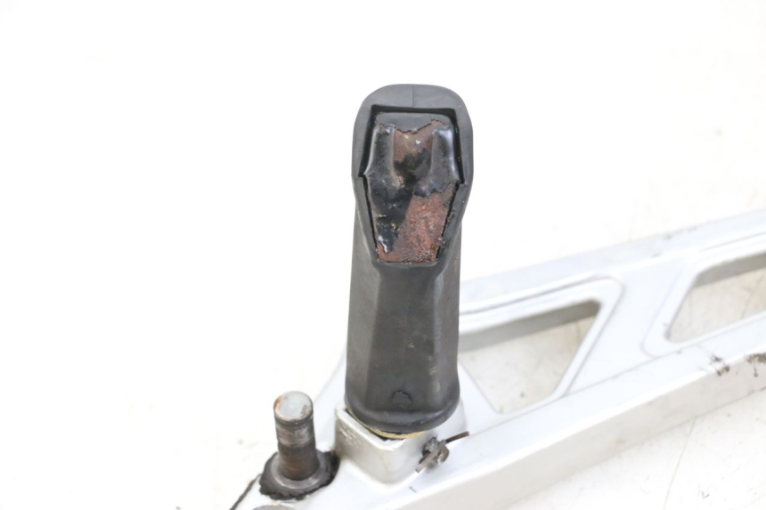 photo de FUSSRASTEN HALTEPLATTEN VORN LINKS HYOSUNG GF 125 (2001 - 2005) - Zoom auf Gebrauchszustand