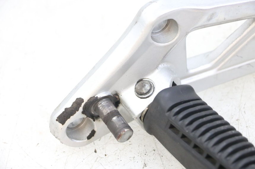 photo de FUSSRASTEN HALTEPLATTEN VORN LINKS HYOSUNG GF 125 (2001 - 2005) - Oberflächenzustand und Material