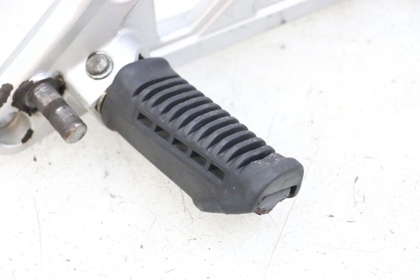 photo de FUSSRASTEN HALTEPLATTEN VORN LINKS HYOSUNG GF 125 (2001 - 2005) - Geprüftes Gebrauchtteil