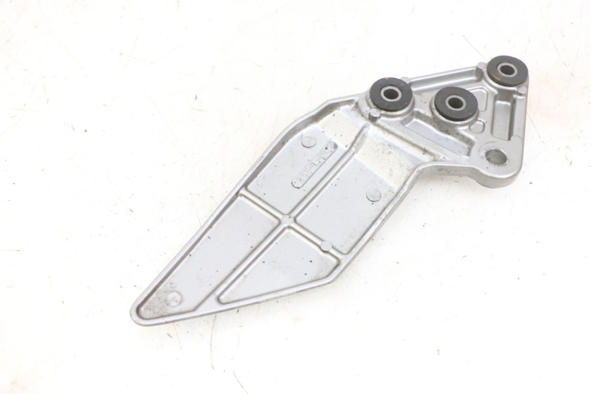 photo de FUSSRASTEN HALTEPLATTEN VORN LINKS SUZUKI GSF N BANDIT 600 (1996 - 1999) - Zoom auf Gebrauchszustand