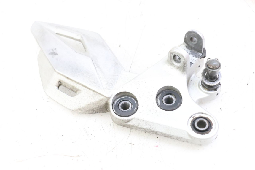 photo de FUSSRASTEN HALTEPLATTEN VORN LINKS SUZUKI GSR 750 (2011 - 2017) - Detailansicht des Bauteils