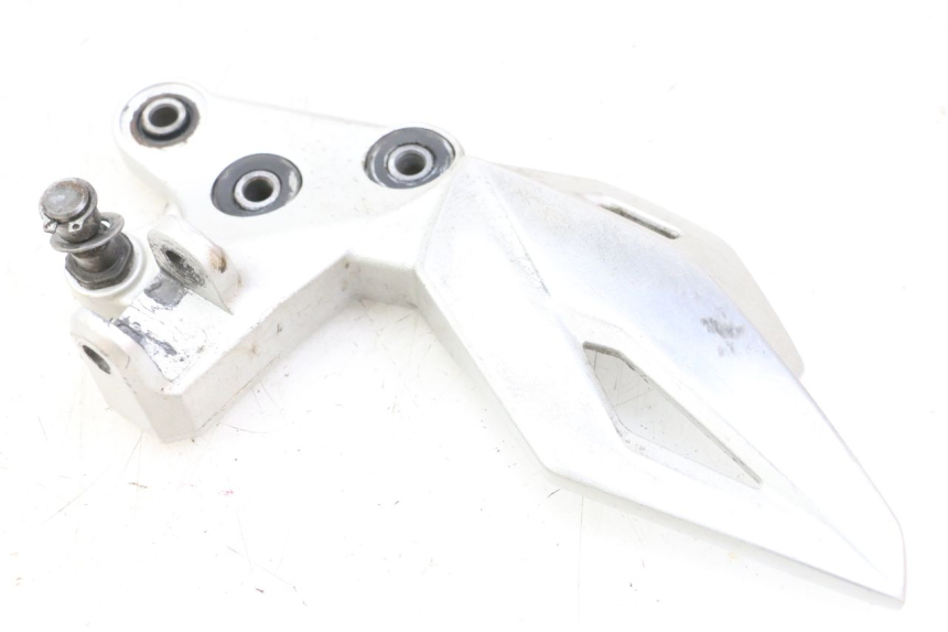 photo de FUSSRASTEN HALTEPLATTEN VORN LINKS SUZUKI GSR 750 (2011 - 2017) - Zoom auf Gebrauchszustand