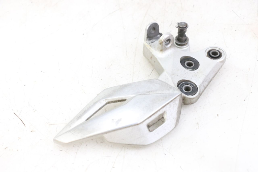 photo de FUSSRASTEN HALTEPLATTEN VORN LINKS SUZUKI GSR 750 (2011 - 2017) - Oberflächenzustand und Material