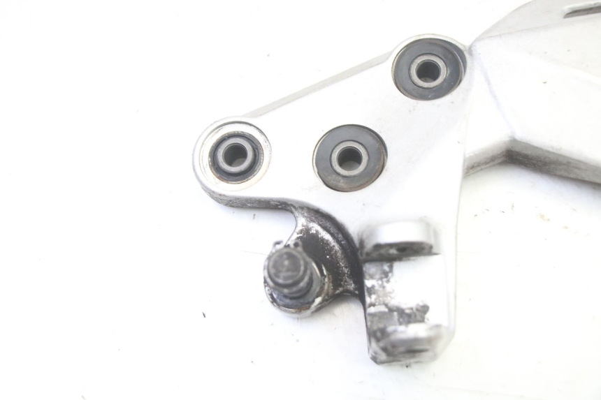 photo de FUSSRASTEN HALTEPLATTEN VORN LINKS SUZUKI GSR 750 (2011 - 2017) - Detailansicht des Bauteils