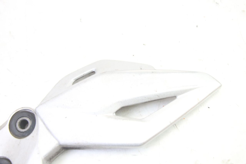 photo de FUSSRASTEN HALTEPLATTEN VORN LINKS SUZUKI GSR 750 (2011 - 2017) - Zoom auf Gebrauchszustand