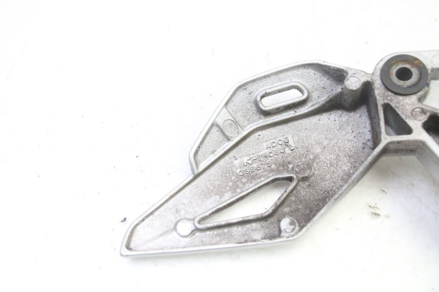 photo de FUSSRASTEN HALTEPLATTEN VORN LINKS SUZUKI GSR 750 (2011 - 2017) - Gesamtansicht des Produkts