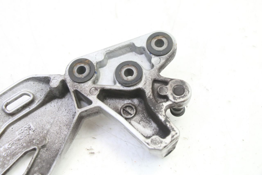 photo de FUSSRASTEN HALTEPLATTEN VORN LINKS SUZUKI GSR 750 (2011 - 2017) - Details der Befestigungspunkte