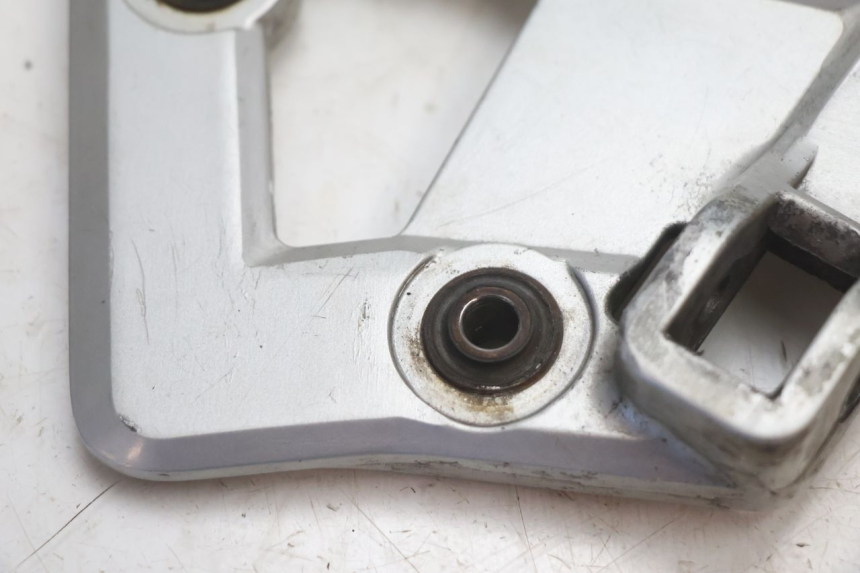 photo de FUSSRASTEN HALTEPLATTEN VORN LINKS SUZUKI GSX F GSXF 750 (1988 - 1998) - Detailansicht des Bauteils