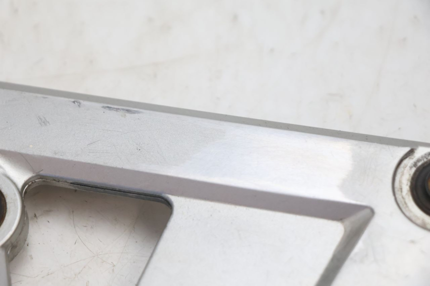 photo de FUSSRASTEN HALTEPLATTEN VORN LINKS SUZUKI GSX F GSXF 750 (1988 - 1998) - Zoom auf Gebrauchszustand