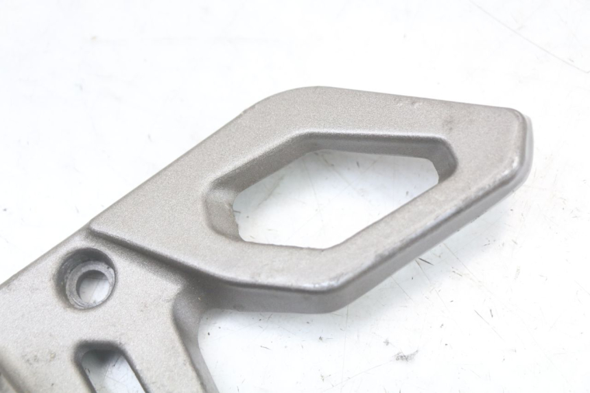 photo de FUSSRASTEN HALTEPLATTEN VORN LINKS MASAI SCRAMBLER SPORT 125 (2021 - 2025) - Zoom auf Gebrauchszustand