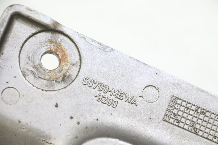 photo de FUSSRASTEN HALTEPLATTEN VORN LINKS HONDA NTV DEAUVILLE ABS 700 (2007 - 2016) - Zoom auf Gebrauchszustand