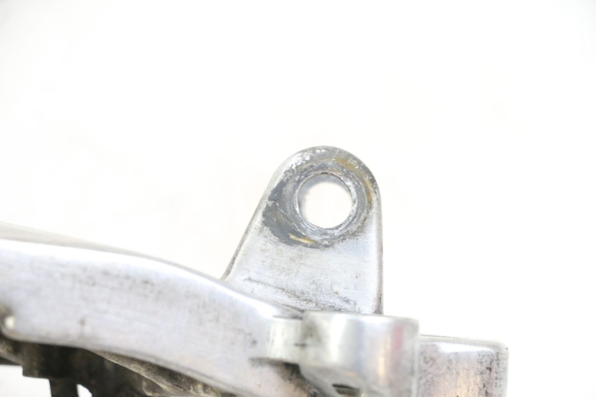 photo de LINKE VORDERE FUßRASTENHALTERUNG HONDA NTV DEAUVILLE 650 (1998 - 2001) - Detailansicht des Bauteils